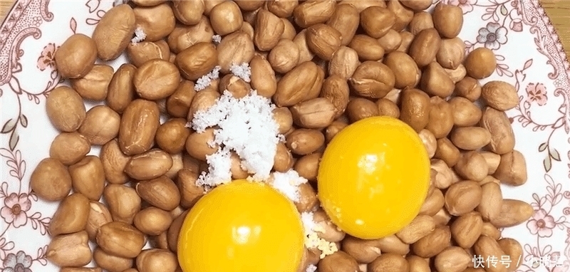 老厨师教你一招, 往花生米里打入2个鸡蛋, 做出来酥脆美味