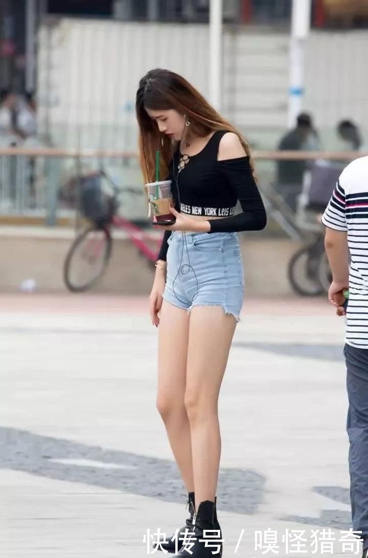 黑色|街拍美女:小姐姐高腰短裤配黑色短靴,刷新你的时髦度