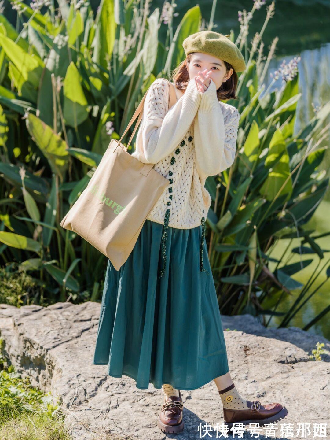 冬季 紧身裤过时了,这个冬季流行“毛衣+半身裙”,轻松穿出不俗气质