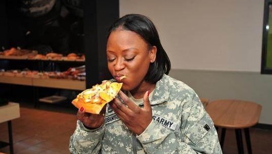 小哥|外卖生意越做越大!俄罗斯小哥专往战场上送披萨,网友:真会赚钱