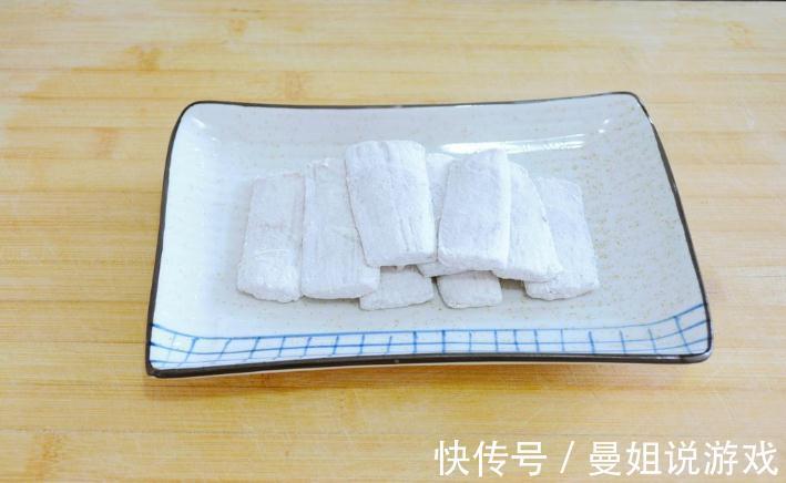 带鱼最怕直接煎，难怪粘锅掉皮！教你一招，外酥里嫩，入味无腥味