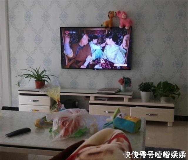 嘴馋|孕妇出门拿快递,丈夫等1个多钟不见人,下楼找人看到这样一幕