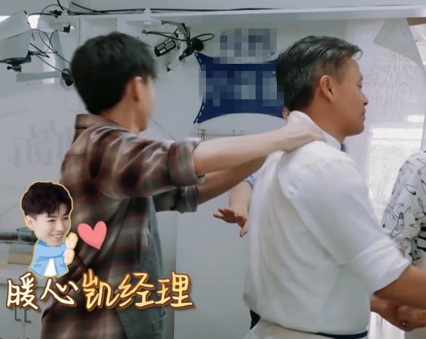 黃曉明私下被排擠大家結(jié)伴而行唯有店長落單，走錯(cuò)餐廳沒人提醒