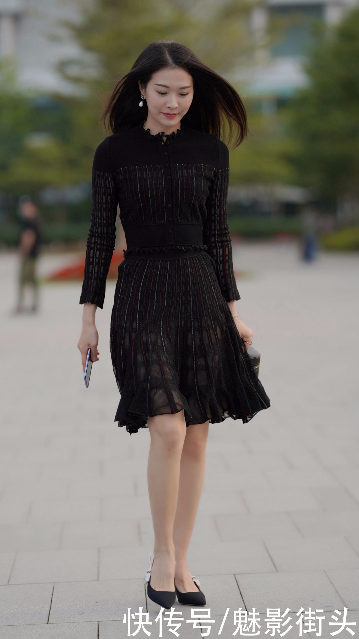 上衣|套装更适合职业女性,美女选择黑色两件套裙子,轻松穿出精致效果