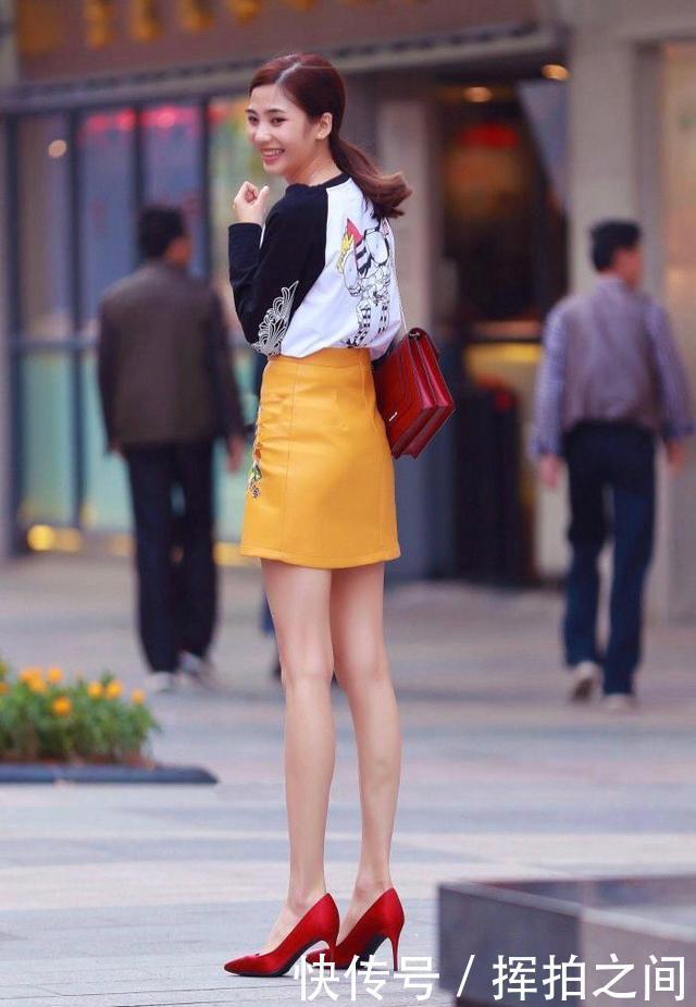 鲜黄色A字裙搭红色高跟鞋，造型独特，款式新颖，显白显瘦更显腿长