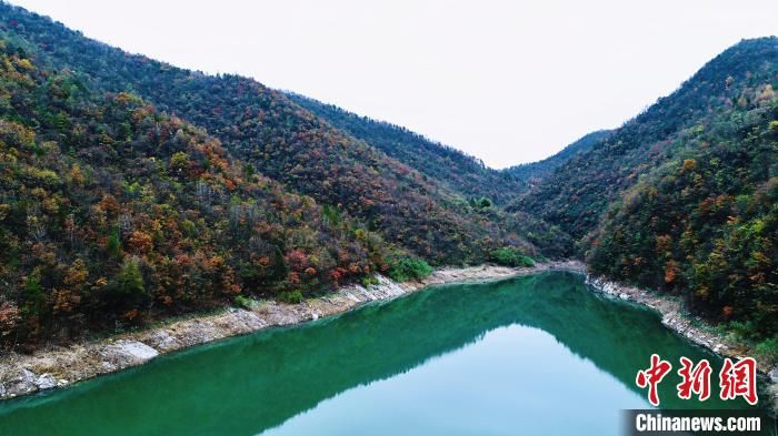 航拍|航拍建始“醉美”秋景 山间水库宛如碧玉翡翠