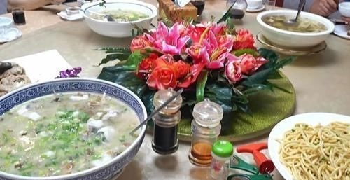 公司效益好，老板请员工吃便饭，7菜2汤2主食，有你喜欢吃的吗