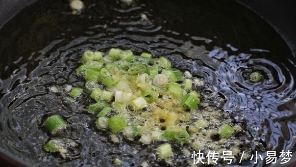 香菇|酱拌面不会调酱？3种食材炒一炒，放上2丝更清香