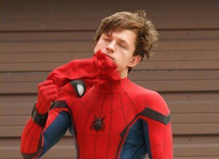 动作|荷兰弟宣传电影,不小心把手办的头弄掉,之后一个动作逗笑全场