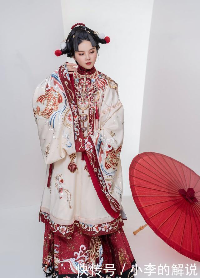 悬崖上的金鱼公主|这件汉服很特别,像是“戏服”,萌新很喜欢,资深同袍却很抵触