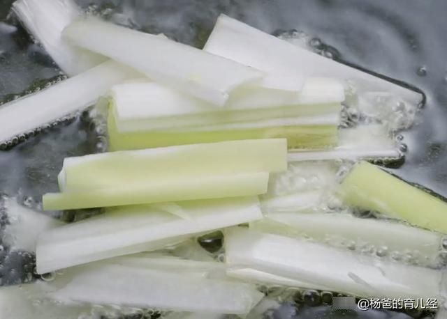 鱿鱼的美味新吃法，鲜嫩脆爽又营养，适合孩子的解馋美食