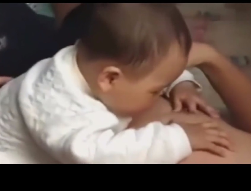 画面|小家伙饿急了,连老爸都不放过,妈妈进门看到这幅画面差点笑抽了