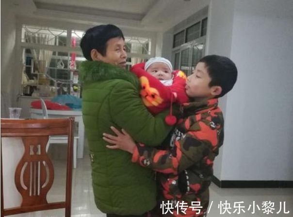 家长|宝宝出生18天学会翻身,奶奶乐得与亲友炫耀,却被儿子送回老家