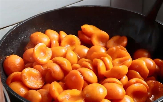 教你在家做杏干，1次买了50斤杏子制作，酸甜好吃有嚼劲，特简单