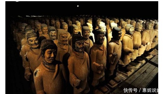 专家|专家们打开一个国王的坟墓,里面摆着一桌酒和食物,旁边还坐着人