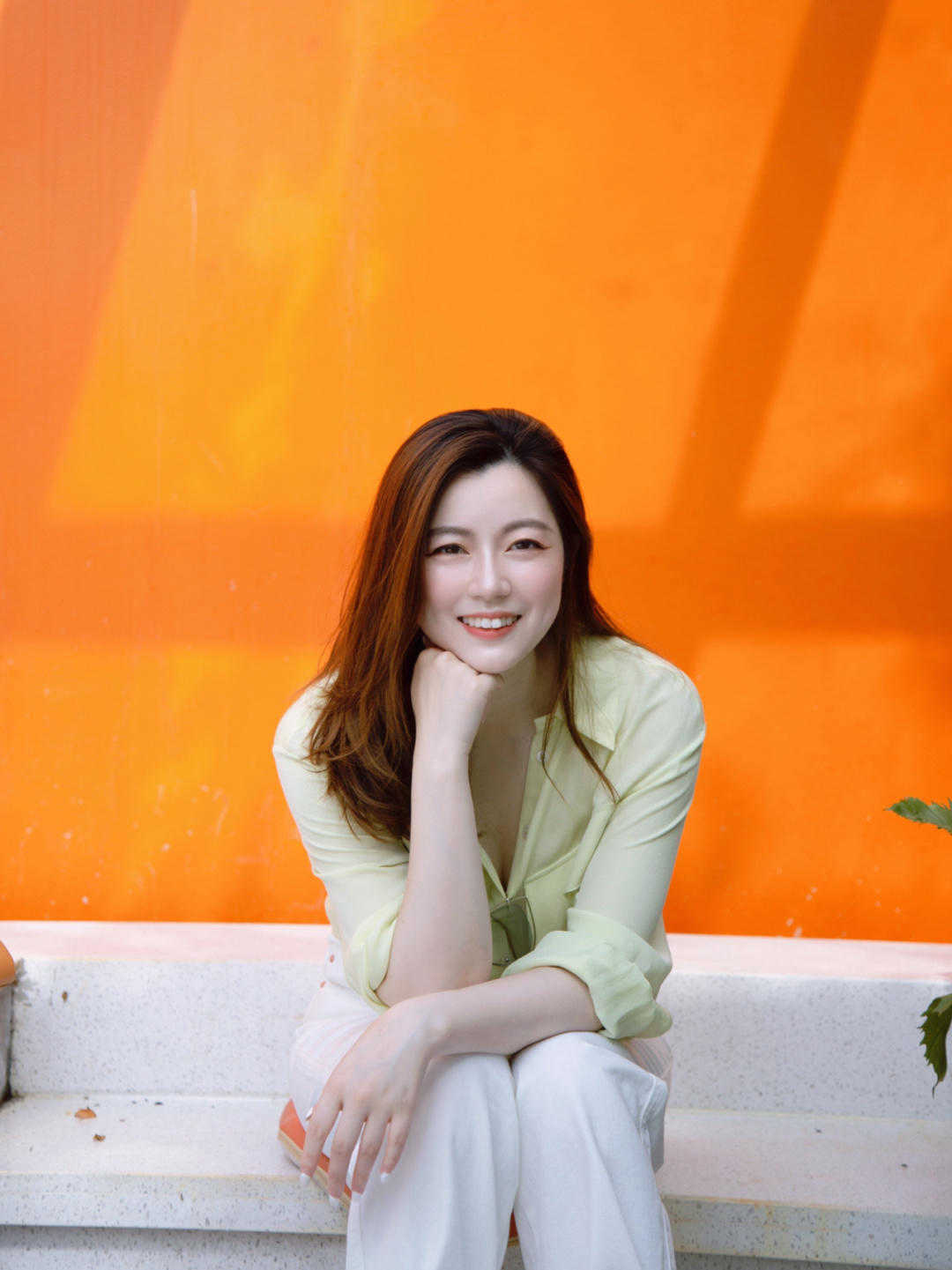 搭配|秋天的穿搭指南，衬衫搭配白色牛仔裤温柔清爽又好看，舒适大方