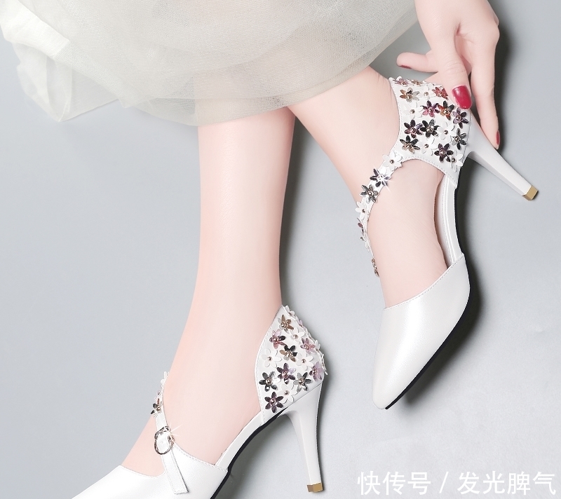 高跟鞋虽好,但太累脚!如今流行这“猫跟鞋”,舒适不累脚显高