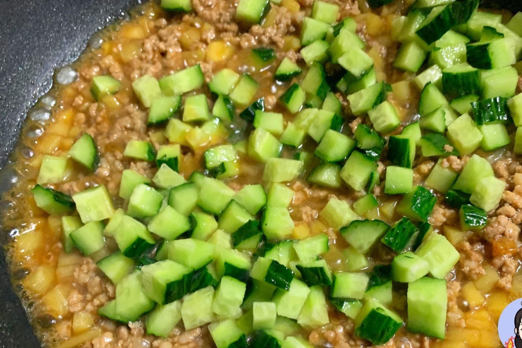 家常菜|这3种食材一起炒实在是太香了，开胃下饭又营养，好吃又好做