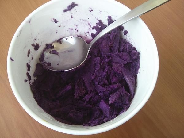 1个紫薯,4勺糯米粉,不用烤箱,不用炸,甜糯松软,比蛋糕好吃