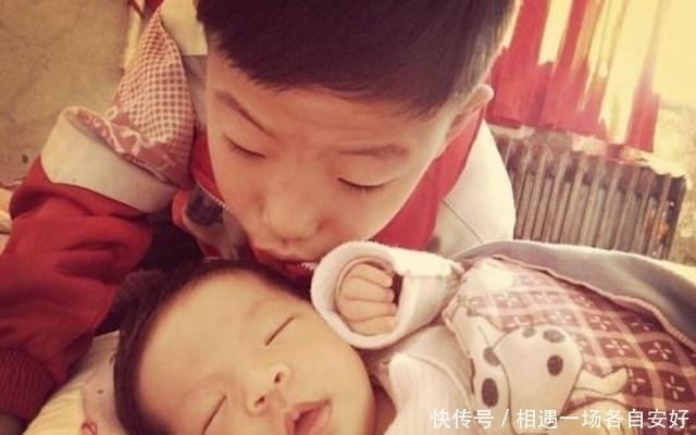 小棉袄|宝爸带孩子们睡觉,妈妈随手拍下照片走红,网友:小情人才是真爱