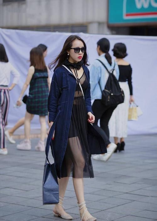 紧身上衣搭配超短热裤,脚踩一双白色长靴,精致又时尚