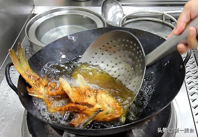 鲜嫩|家常红烧鱼很多人都不会做，厨师长教你小技巧，鲜嫩多汁，外皮酥