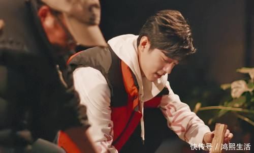 大叔们 肖战去老爷爷的“破楼台里”追剧,注意他啥坐姿?嫌不嫌弃一目了然