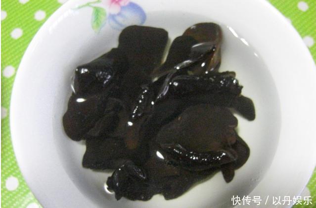 泡木耳时10个人9人错，饭店厨师常用的办法，木耳泡得又快又干净
