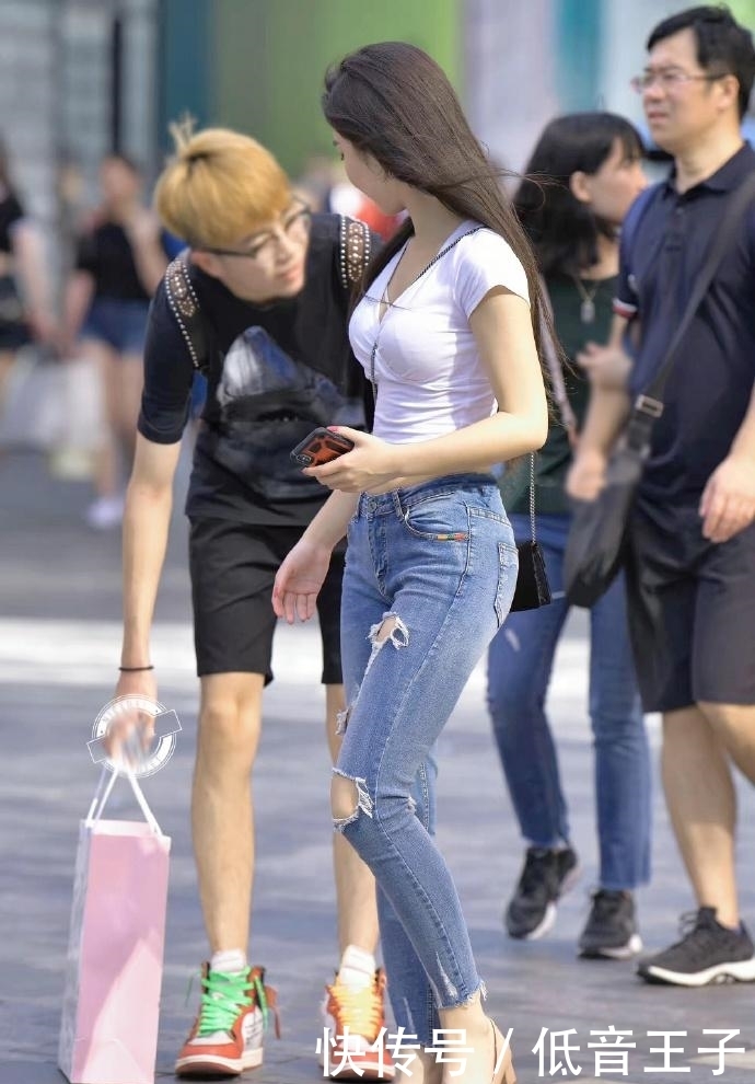  牛仔裤|街拍：牛仔裤的穿搭，将成熟的韵味展现出来！