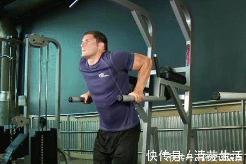 双杠|胸肌练不厚,多做屈臂撑,健身教练很多人的屈臂撑做错了