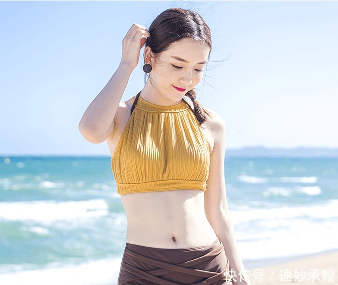 性感|爱穿复古比基尼,秀出完美胸部线条,散发性感时尚魅力
