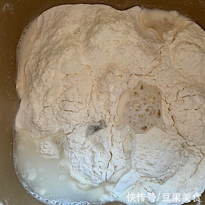 #暖冬酱在手,嗨吃部队锅#大骨煳锅贴