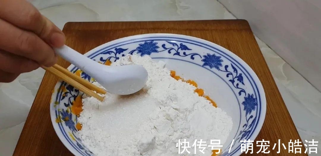 南瓜这样做才简单，锅里炸一炸，外皮焦脆又空心，比面包蛋糕还好吃