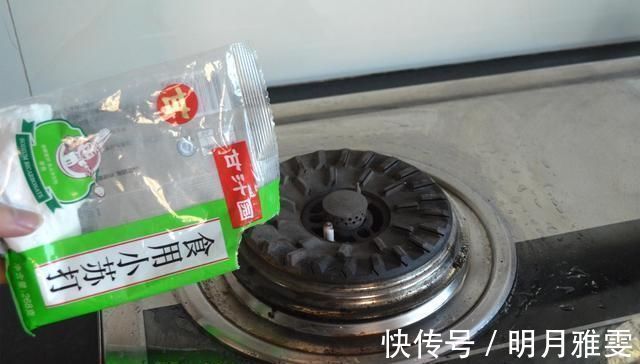 不管煤气灶有多脏,教你一招,不用一滴水,再脏的灶台一擦就干净