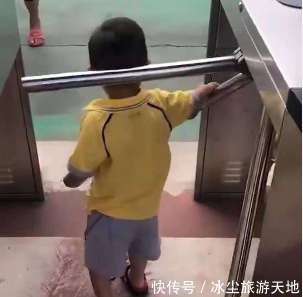 张女士|宝宝放学后总说后脑勺疼,宝妈亲自抓到“凶手”,却忍不住笑了