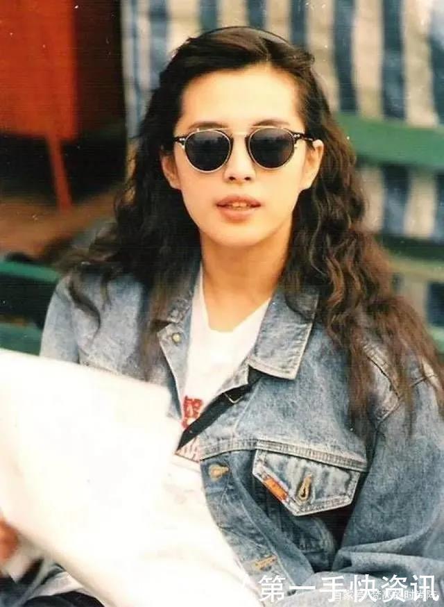 建议女人今年秋冬穿牛仔衣,配上“一抹红”,解锁全新时髦感