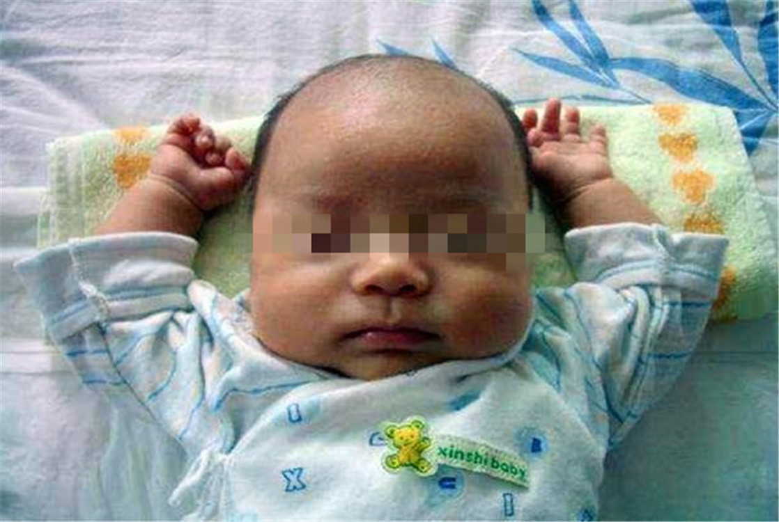 孩子|被宝宝“投降式”睡姿逗笑,绑都绑不住,网友全国统一姿势