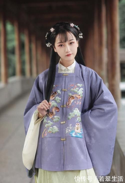汉服|当“军装蓝”遇上“汉服红”，好一个铁汉柔情，太让人羡慕了