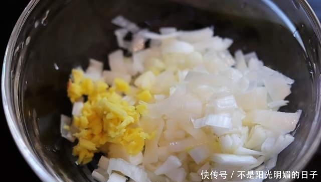 豆腐炸一炸,再和大葱拌一拌,没想到这么好吃,上桌惊艳了全家人