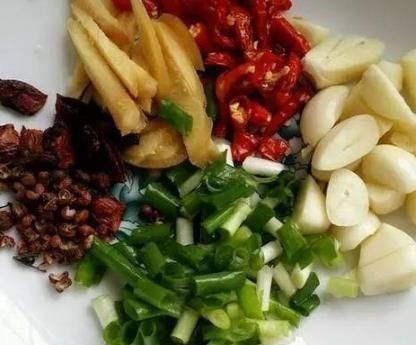 炒菜时,葱姜蒜不要乱放,都有“讲究的”,网友看完“涨知识”