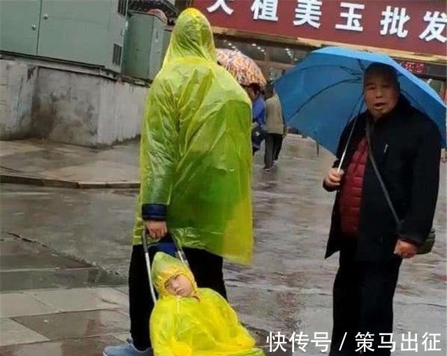 爸们|佛系爸爸“挎包式背娃”火了,网友没危险时爸爸是最大危险