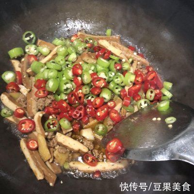 餐桌上的保留项目辣椒炒香干肉沫，隔段时间就做一次