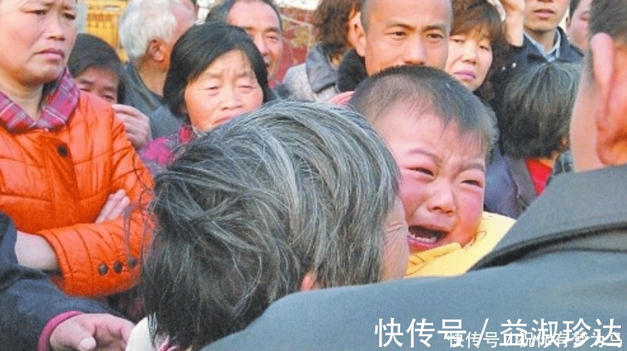 孩子|人贩子当众抱娃,反咬孩子妈是人贩子,宝妈聪明的做法救了娃