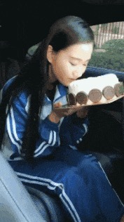 |搞笑GIF：千万别惹女司机，疯起来连自己车都砸！