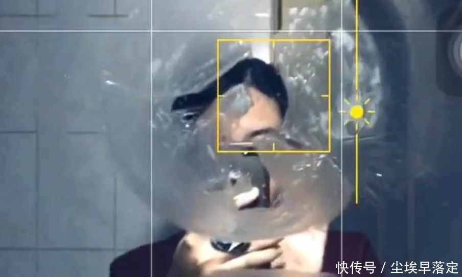 牙膏|女子用牙膏在镜子上画画,打开闪光灯拍照,成片让人惊艳