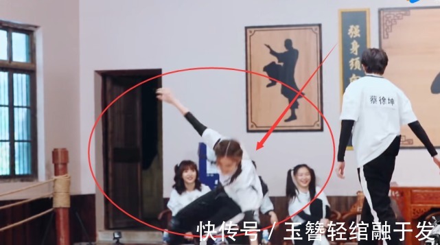 跑男|baby台上摔倒，跑男兄弟都在大笑，只有阚清子反应让人揪心！