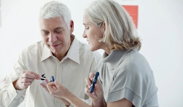 情绪|57岁男子突发糖尿病，不碰烟酒，医生叹息：2件事做太多害了他