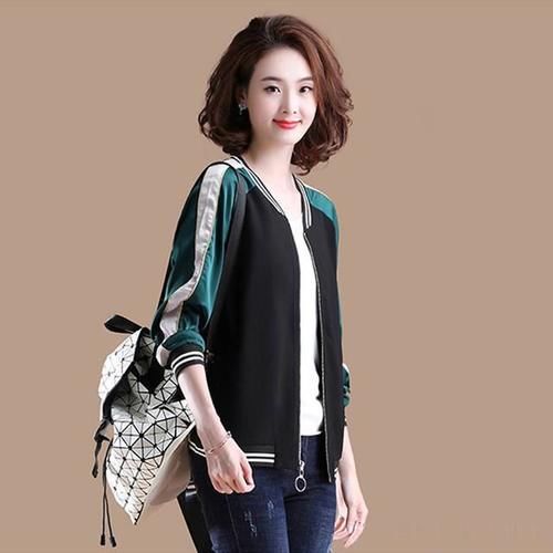 你还在穿风衣吗？试试这3款“短外套”吧，穿脱方便百搭实用