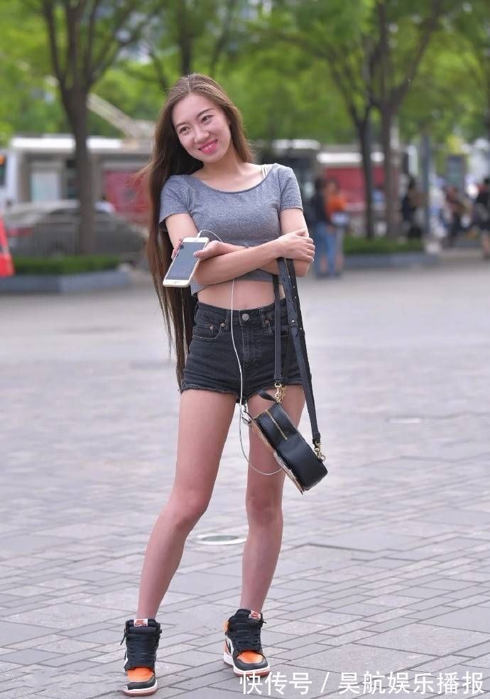 t恤|街拍:爱笑的女孩运气不会差,牛仔裤加T恤,运动风十足
