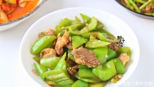 中午做了4个菜,3荤1素,都很家常,爸妈说比在外面吃得好